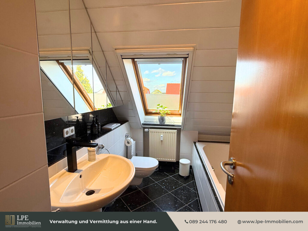 Badezimmer mit Dachfenster