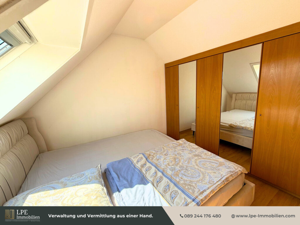 Schlafzimmer mit Schrank