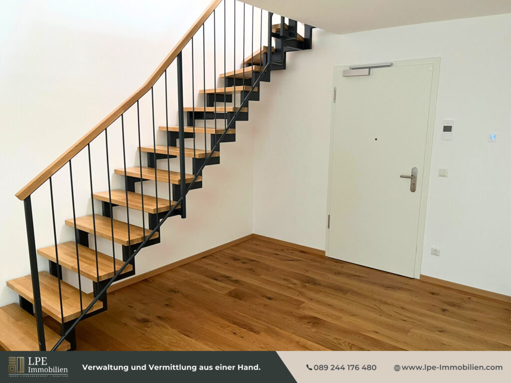 Aufgang mit Holztreppe