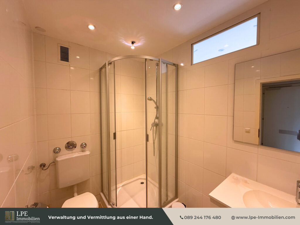 Modernisiertes Bad mit Deckenspots