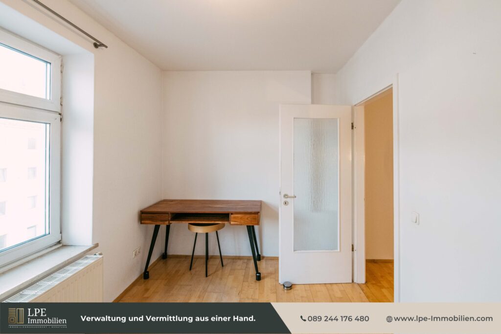 Arbeitszimmer mit Zugang in den Wohn-Essbereich