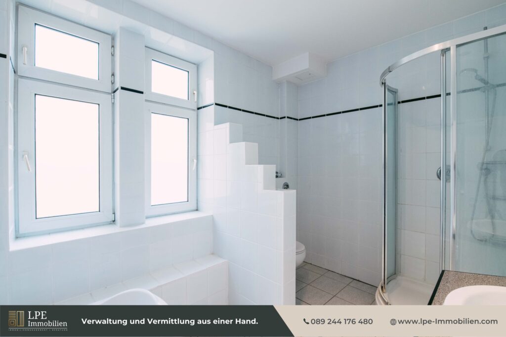 Badezimmer Ansicht mit Dusche