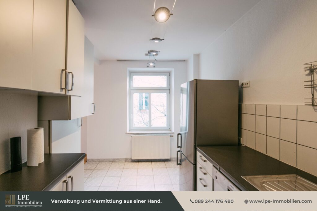 Gepflegte Küche mit Zugang zum Wohn-Essbereich