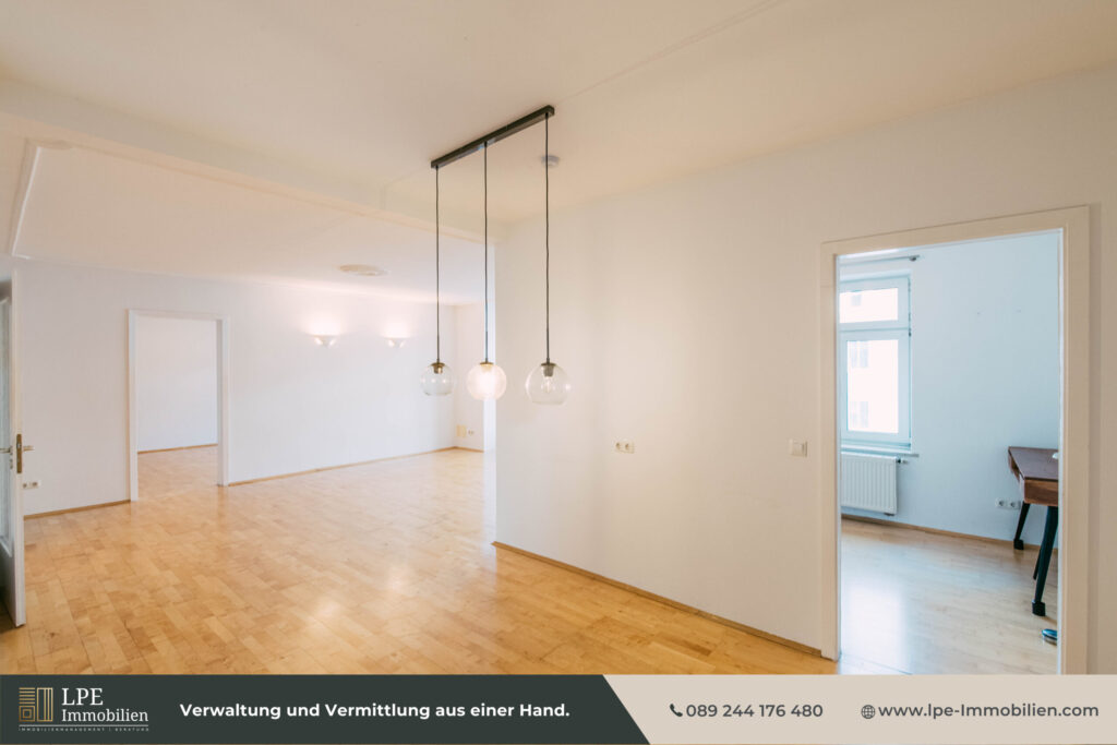 Wohn-Essbereich mit Zugang in das Arbeitszimmer