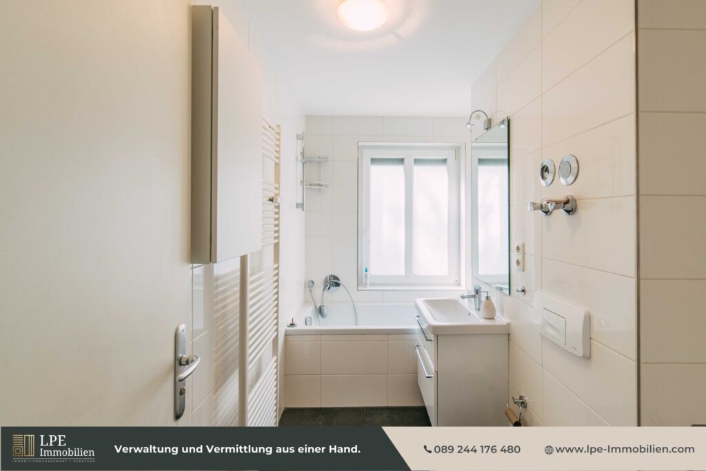 Bad mit Fenster und Wanne