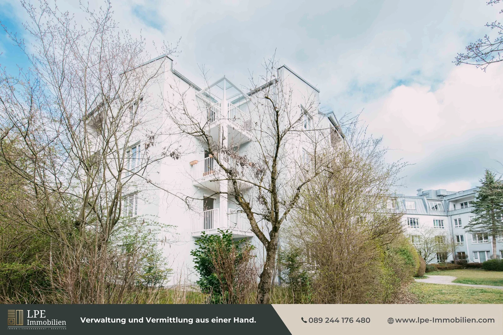 Aussenansicht-von-BalkonGebaeude