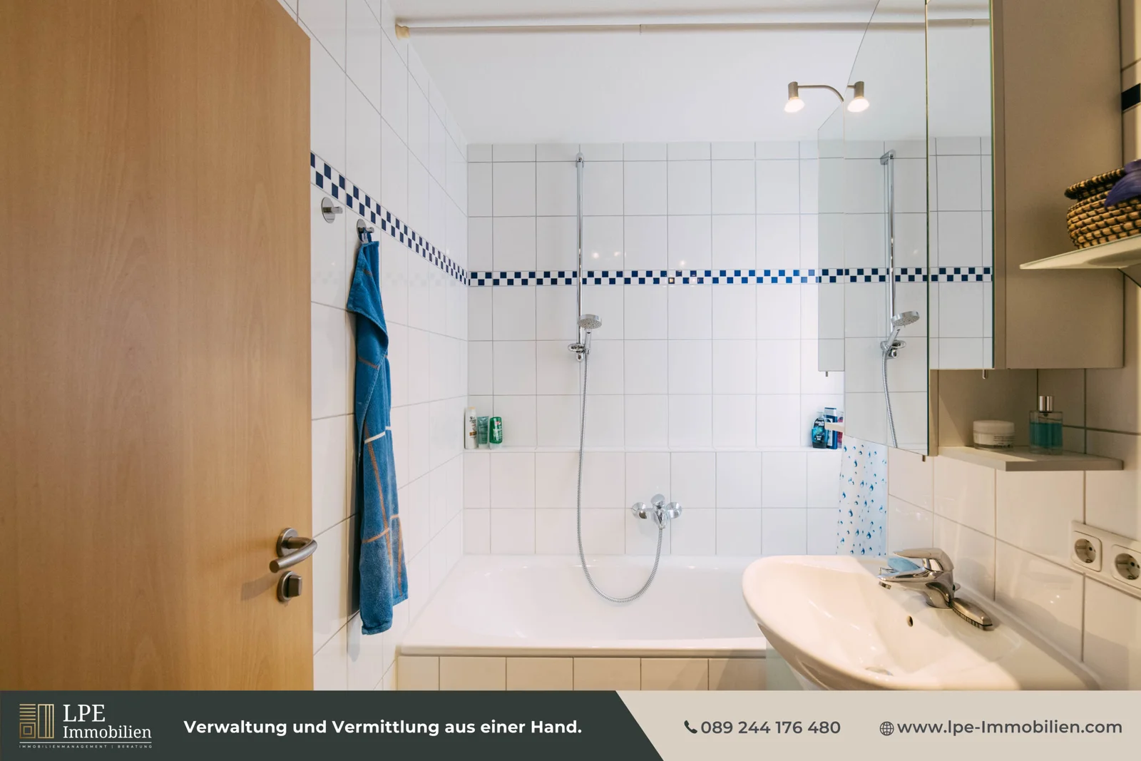 Bad-mit-Wanne-und-Fenster