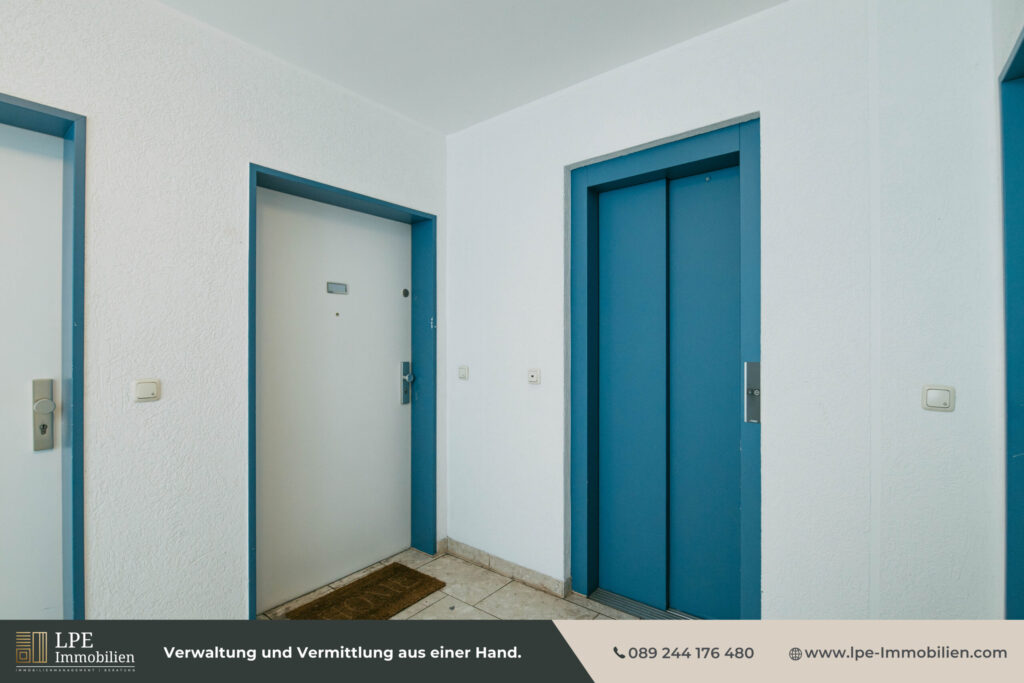 Haustür mit Aufzug