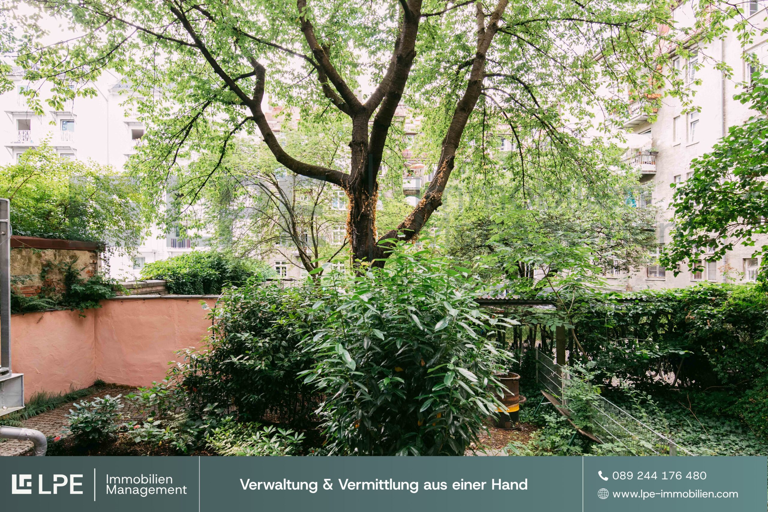 Historischer20gruCC88ner20Innenhof