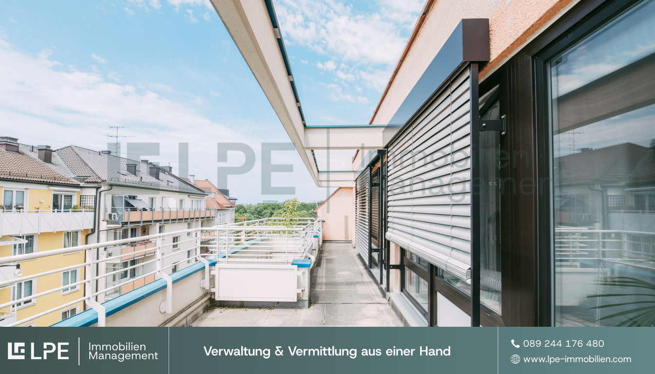 grosser-balkon-komplett-leer