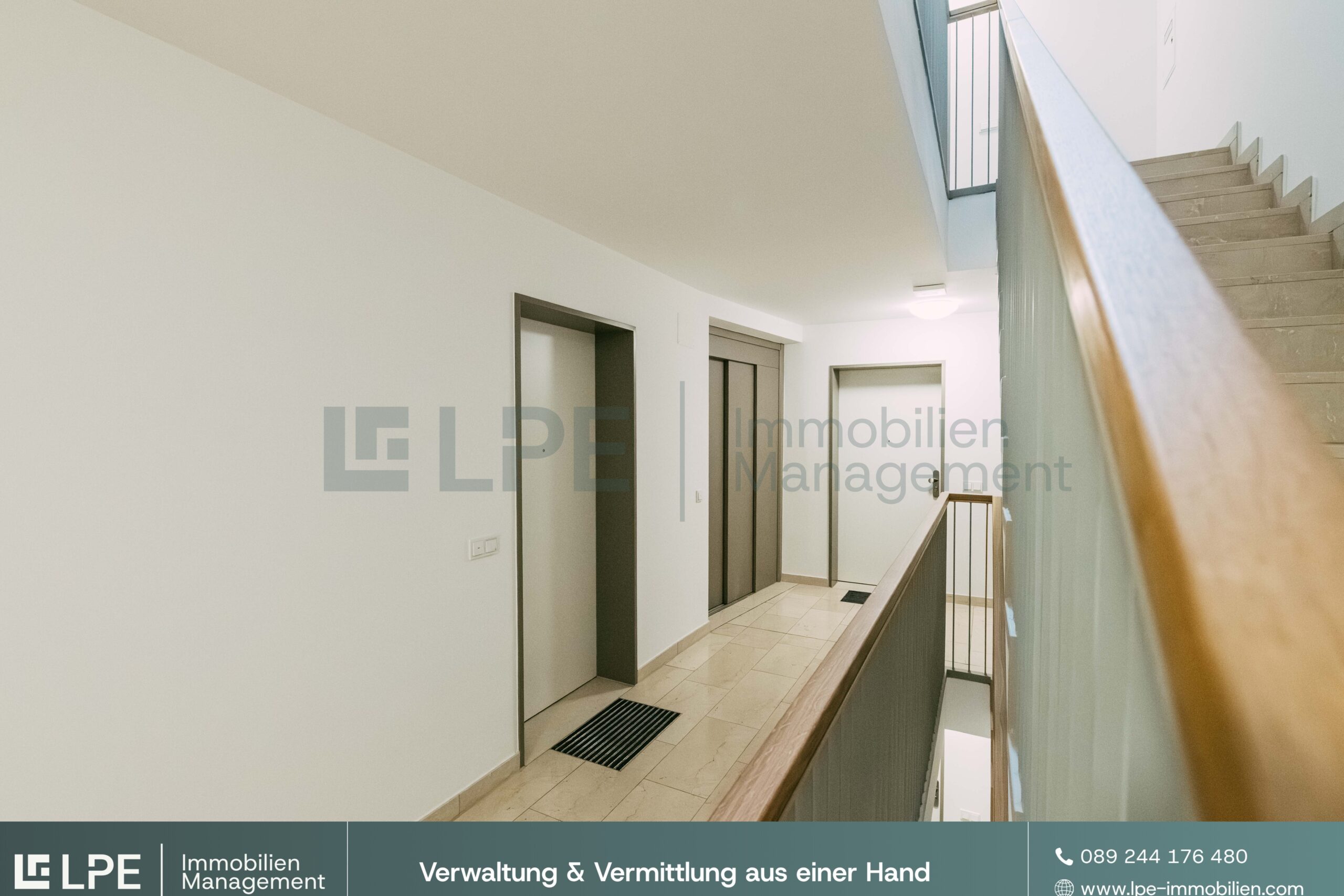 WohnungstuCC88r20neben20Aufzug