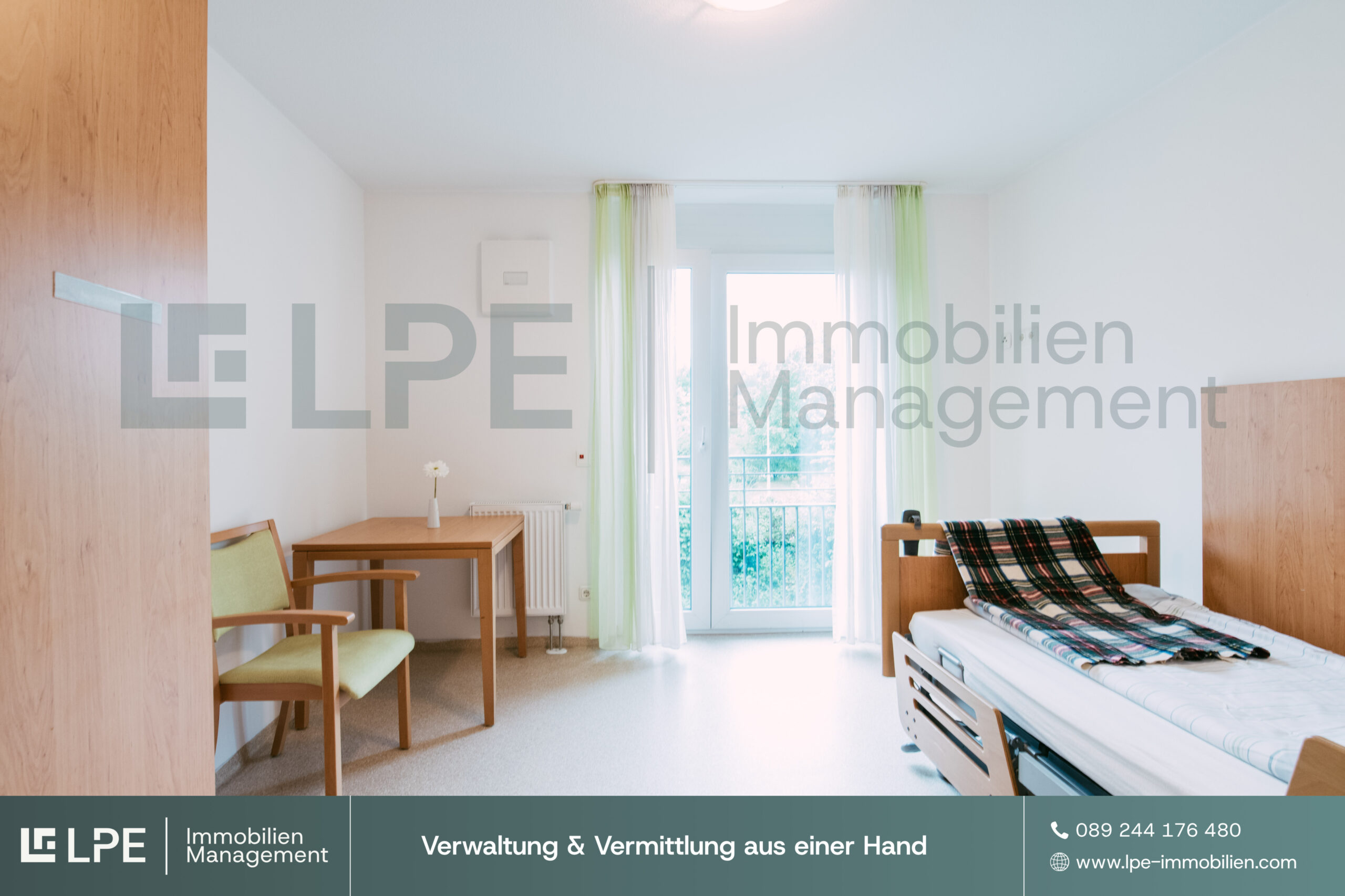 Wohnliches20Zimmer20mit20eigenem20Balkon-1
