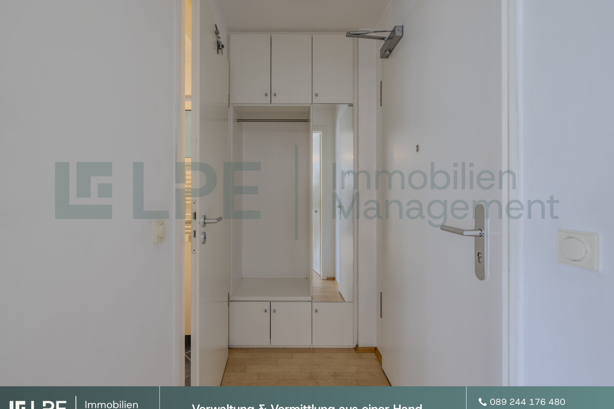 Flur mit Einbau-Garderobe