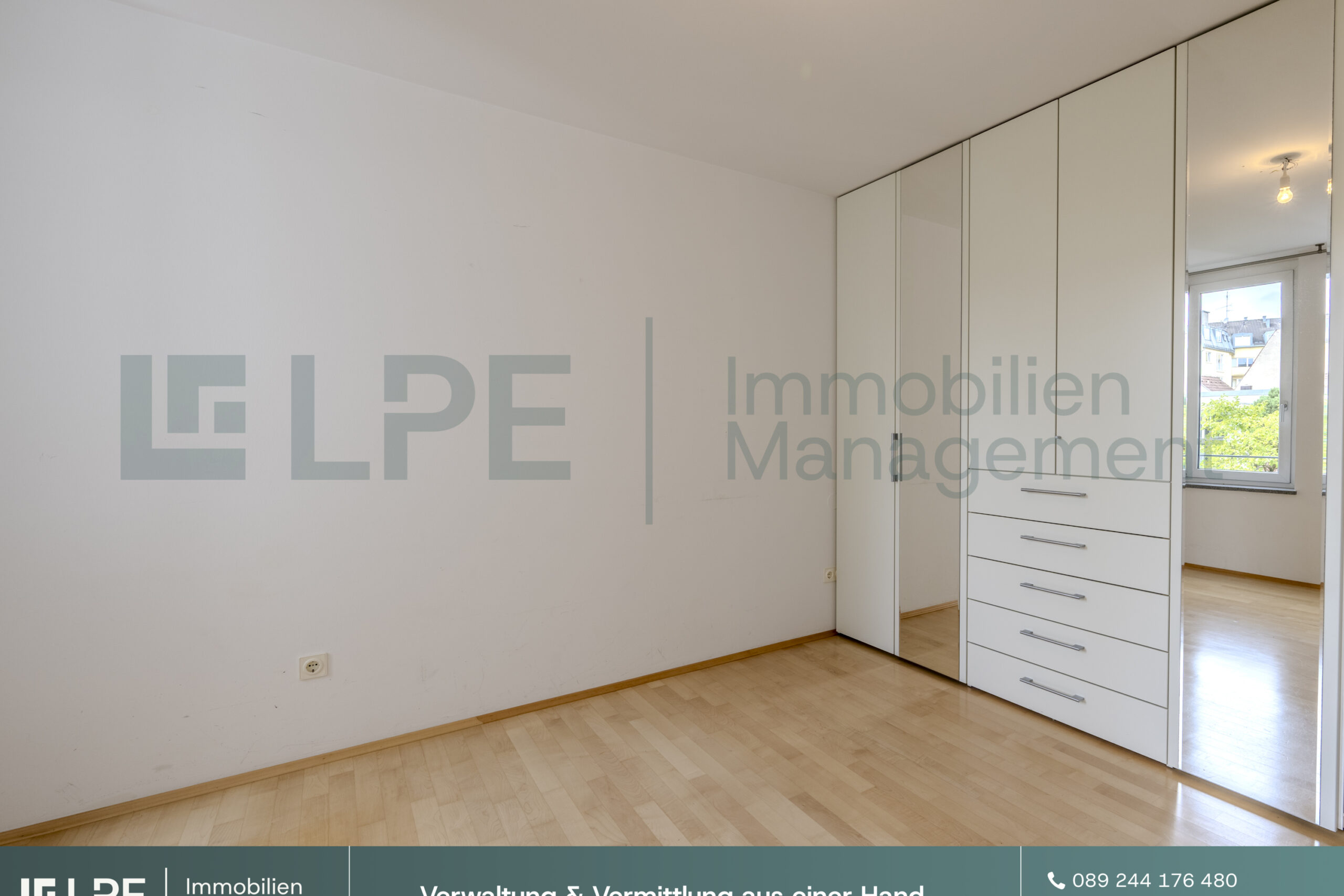 Zimmer mit Einbauschrank